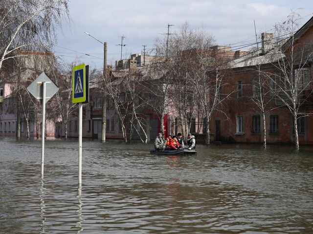 Подтопленная из-за прорыва дамбы одна из улиц Орска недалеко от площади Гагарина