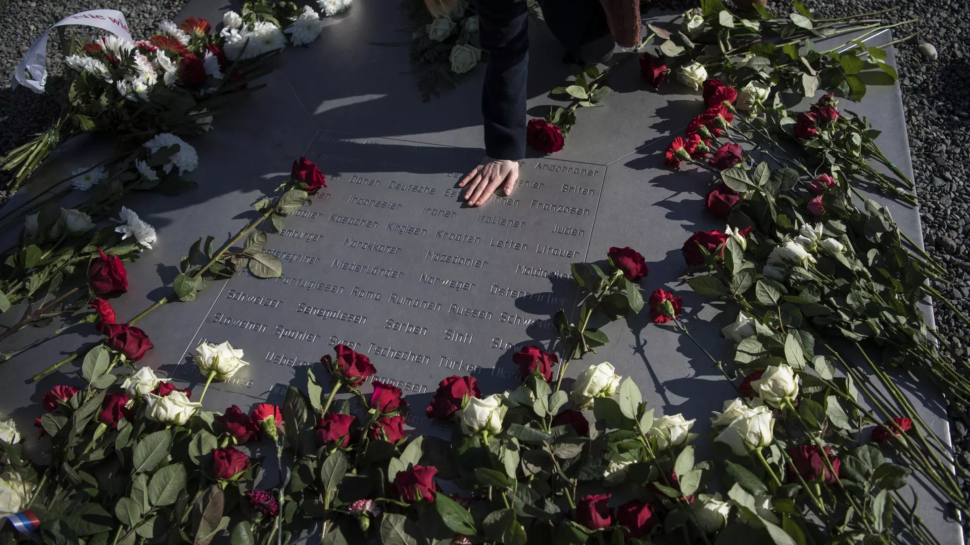 Возложение цветов к памятной доске по случаю 77-й годовщины освобождения нацистского концентрационного лагеря Бухенвальд близ Веймара, Германия, 10 апреля 2022 года - РИА Новости, 1920, 11.04.2024
