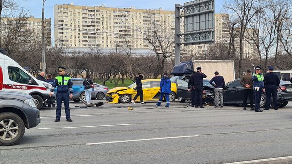 Последствия ДТП с участием нескольких автомобилей на Кутузовском проспекте