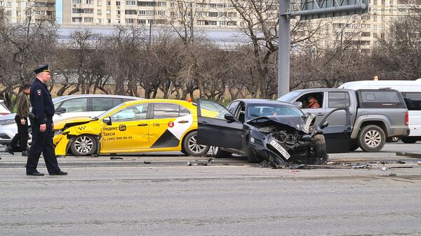Последствия ДТП с участием нескольких автомобилей на Кутузовском проспекте