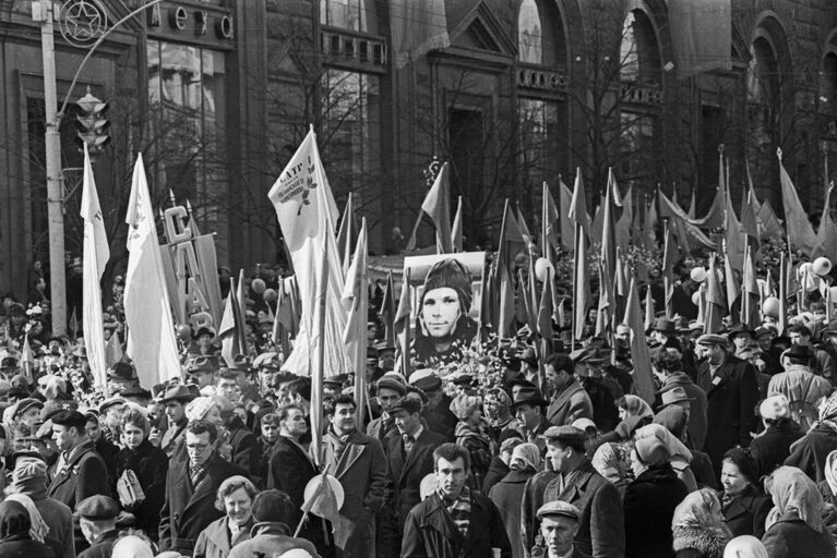 Торжественная встреча первого в мире летчика-космонавта Юрия Гагарина. Демонстрация трудящихся на Красной площади