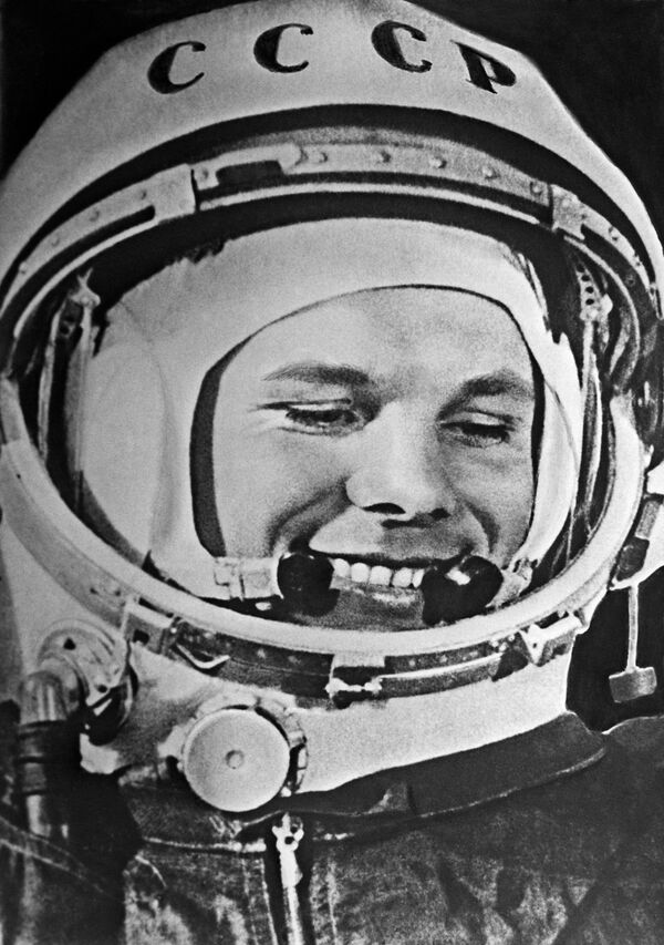 Советский космонавт Юрий Гагарин в скафандре СК-1 перед историческим стартом космического корабля Восток-1 с космодрома Байконур 12 апреля 1961 года