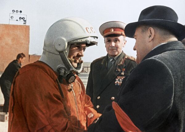 Последние напутствия главного конструктора Сергея Павловича Королева (справа) Юрию Гагарину перед стартом. Космодром Байконур, 12 апреля 1961 года