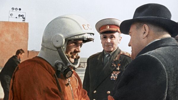 Последние напутствия главного конструктора Сергея Павловича Королева (справа) Юрию Гагарину перед стартом. Космодром Байконур, 12 апреля 1961 года