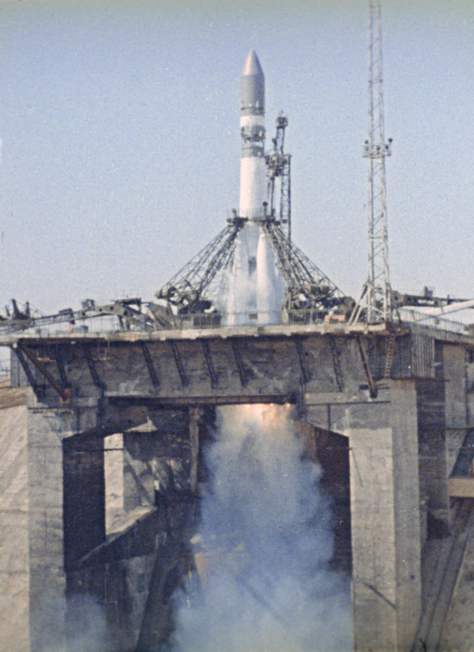 Старт корабля Восток-1 с Юрием Гагариным на борту Старт корабля Восток-1 с Юрием Гагариным на борту - РИА Новости, 1920, 12.03.2025