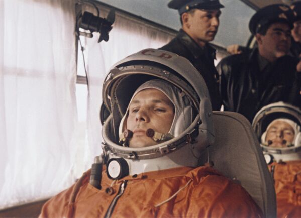 Юрий Гагарин, его дублер Герман Титов и их коллеги из первого отряда космонавтов в автобусе направляются на стартовую площадку космодрома Байконур