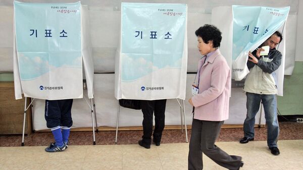 Жители Южной Кореи голосуют на парламентских выборах на избирательном участке в Сеуле, Южная Корея, 9 апреля 2008 года
