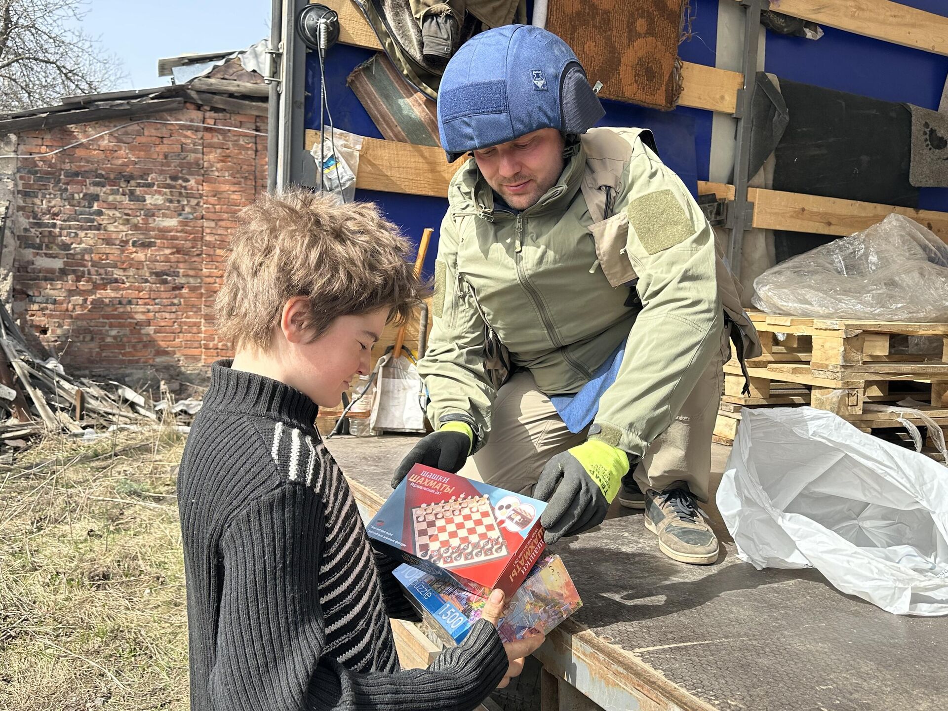 13-летнему Артему из частного сектора Авдеевки дарят подарки 13-летнему Артему из частного сектора Авдеевки дарят подарки