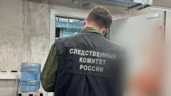 Сотрудник СК РФ на месте преступления в подвале на Таганской площади в Москве