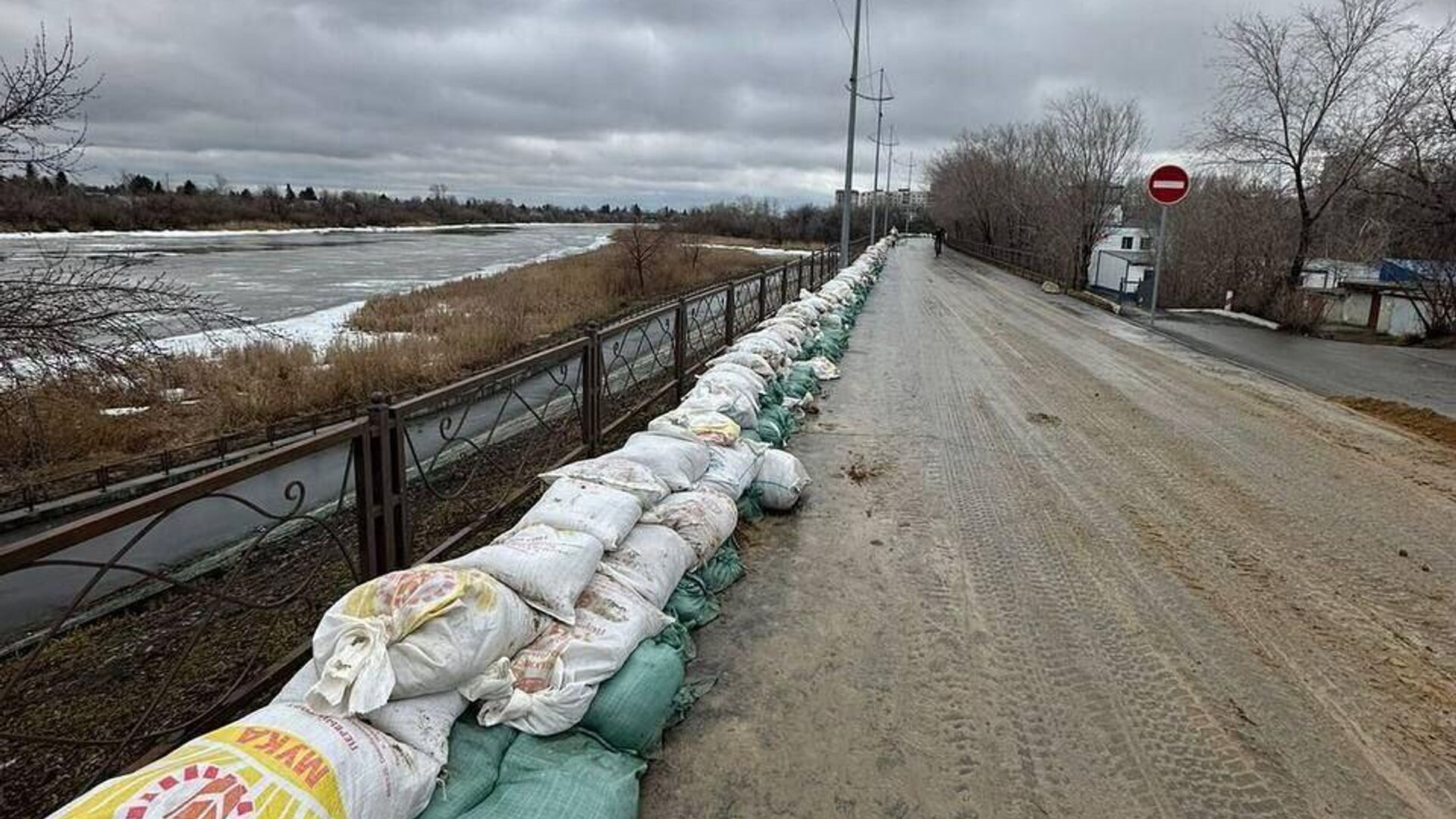 Работы по повышению уровня дамбы в Кургане - РИА Новости, 1920, 10.04.2024