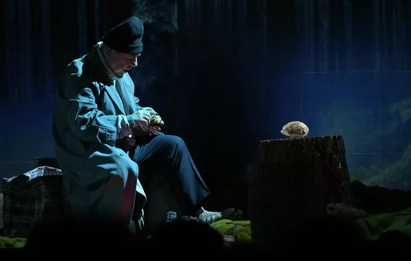 俳優アレクサンダー・セムチェフ、「Voice of the Country」プロジェクトの一環として演劇「瞑想的なハリネズミ」に出演