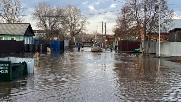 Подтопления в поселке Кузнечный под Оренбургом. В населенном пункте объявлена эвакуация Подтопления в поселке Кузнечный под Оренбургом. В населенном пункте объявлена эвакуация