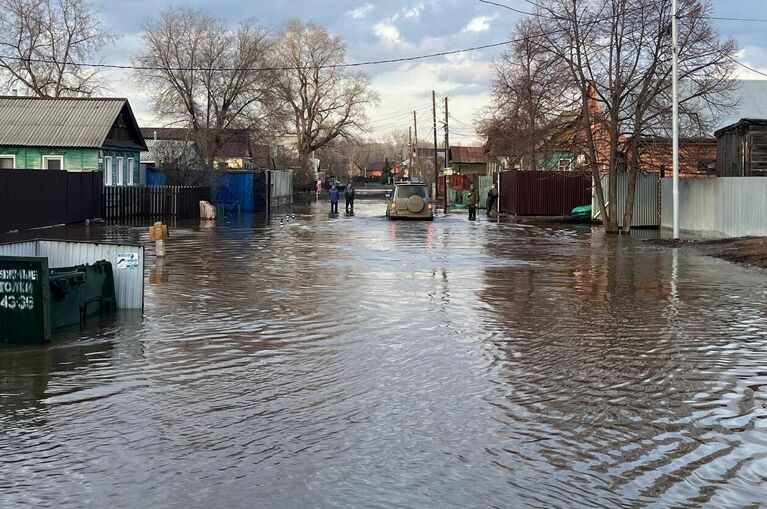 Подтопления в поселке Кузнечный под Оренбургом. В населенном пункте объявлена эвакуация