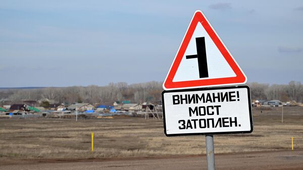 Знак, предупреждающий о приближении к затопленному мосту в Оренбургской области