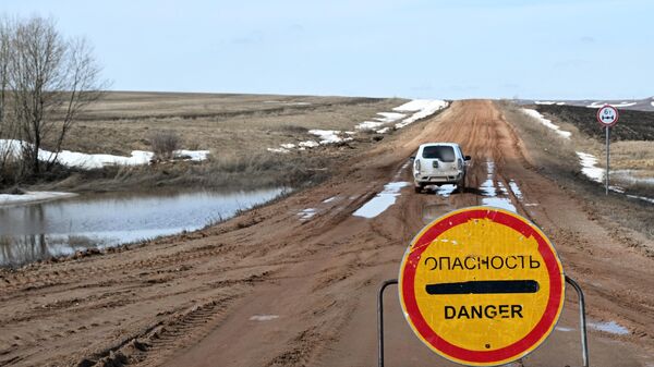 Знак на перекрытой в связи паводковой ситуацией дороге в Оренбургской области