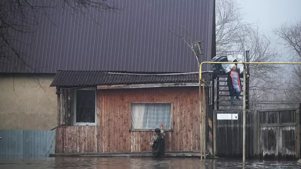 Местные жители эвакуируются из микрорайона Форштадт в Оренбурге Местные жители эвакуируются из микрорайона Форштадт в Оренбурге