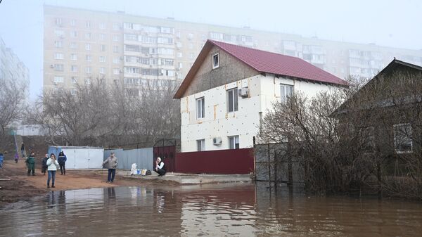 Местные жители на затопленной улице в микрорайоне Форштадт в Оренбурге