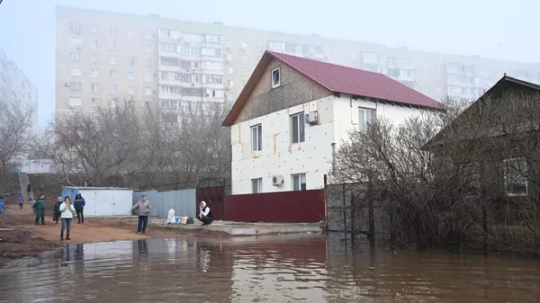 Местные жители на затопленной улице в микрорайоне Форштадт в Оренбурге Местные жители на затопленной улице в микрорайоне Форштадт в Оренбурге