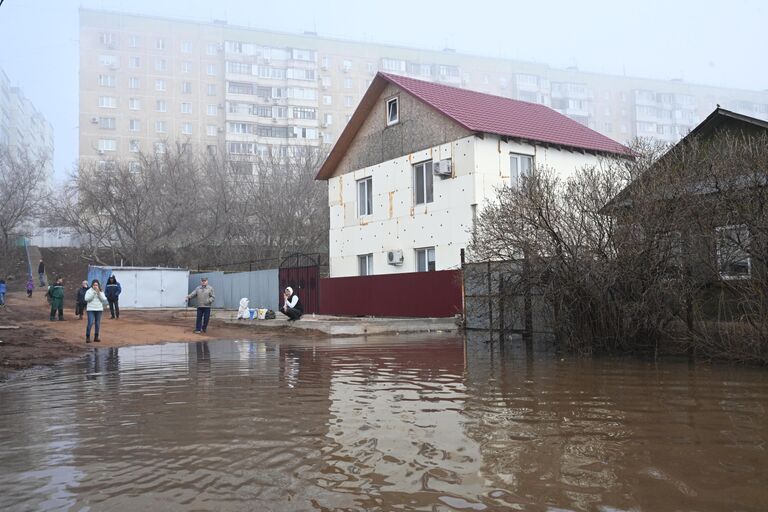 Местные жители на затопленной улице в микрорайоне Форштадт в Оренбурге