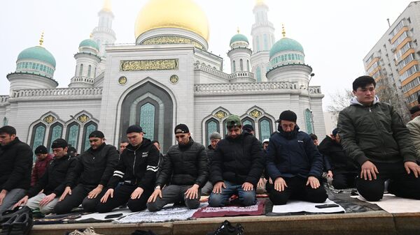 Верующие у Московской соборной мечети во время богослужения в день праздника Ураза-байрам. 10 апреля 2024