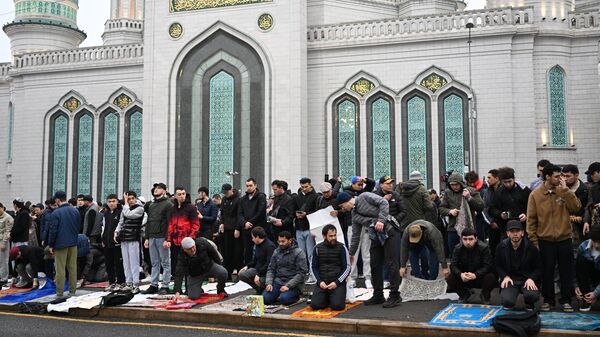Верующие у Московской соборной мечети перед началом богослужении в день праздника Ураза-байрам. 10 апреля 2024