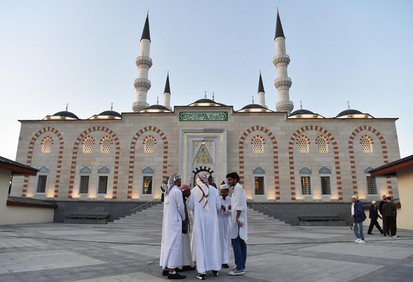 Верующие у Симферопольской соборной мечети перед началом богослужения в день праздника Ураза-байрам