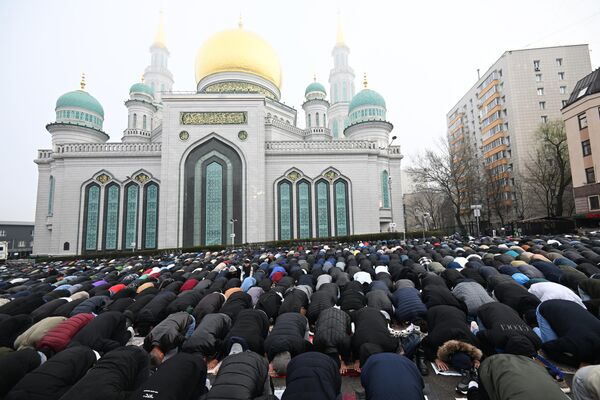 Верующие на богослужении в день праздника Ураза-байрам у Московской соборной мечети