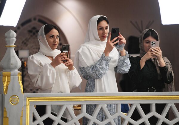 Верующие перед началом богослужения в день праздника Ураза-байрам в Симферопольской соборной мечети