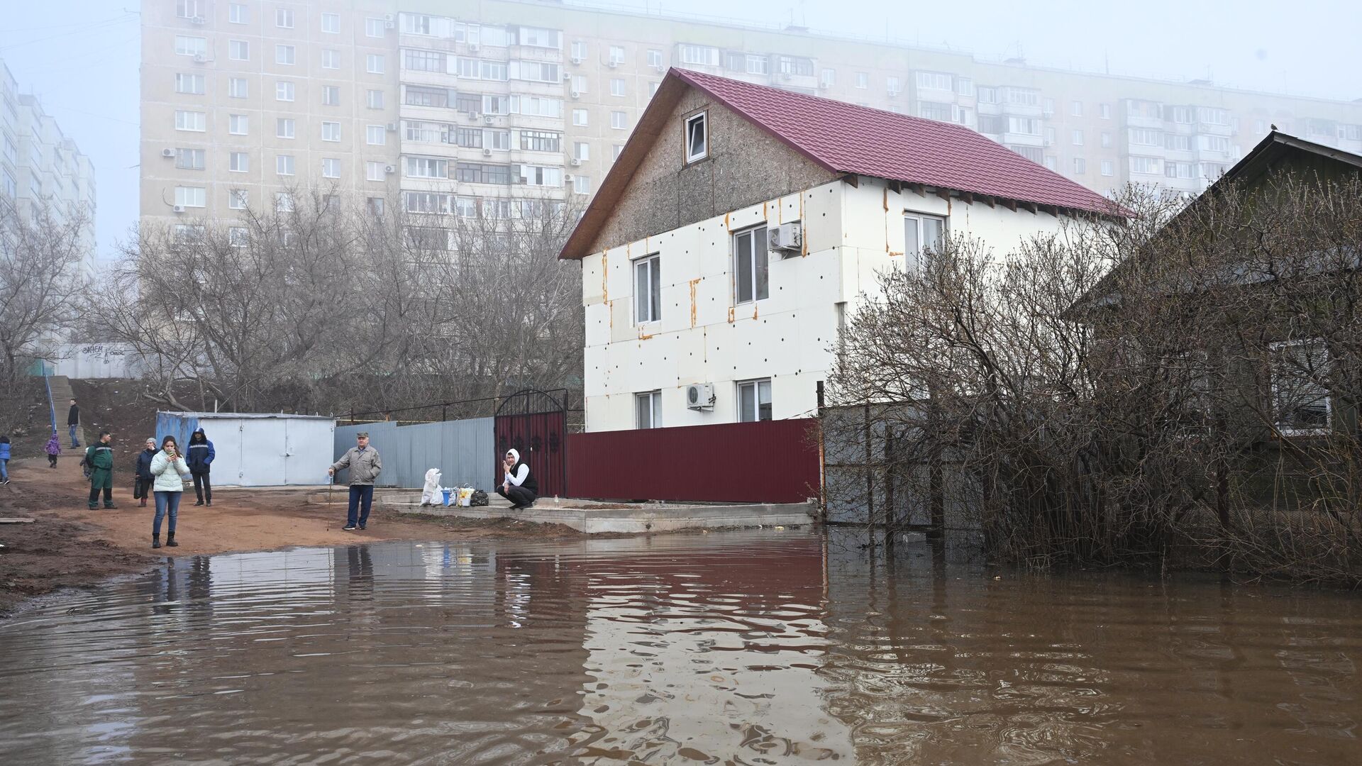 Местные жители на затопленной улице в микрорайоне Форштадт в Оренбурге. 10 апреля 2024 - РИА Новости, 1920, 10.04.2024
