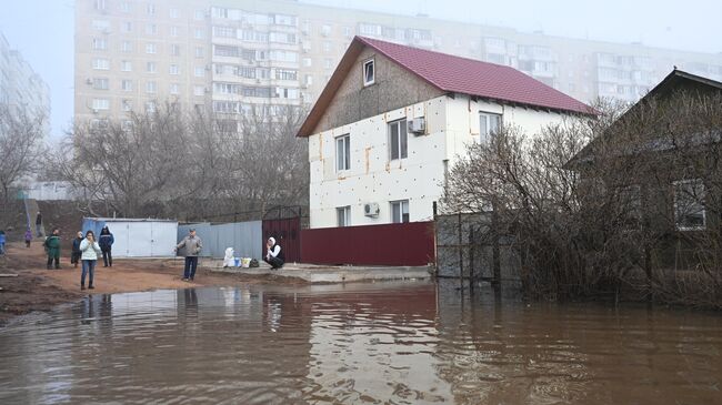 Местные жители на затопленной улице в микрорайоне Форштадт в Оренбурге