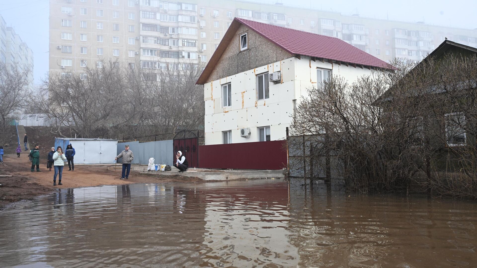 Местные жители на затопленной улице в микрорайоне Форштадт в Оренбурге - РИА Новости, 1920, 10.04.2024