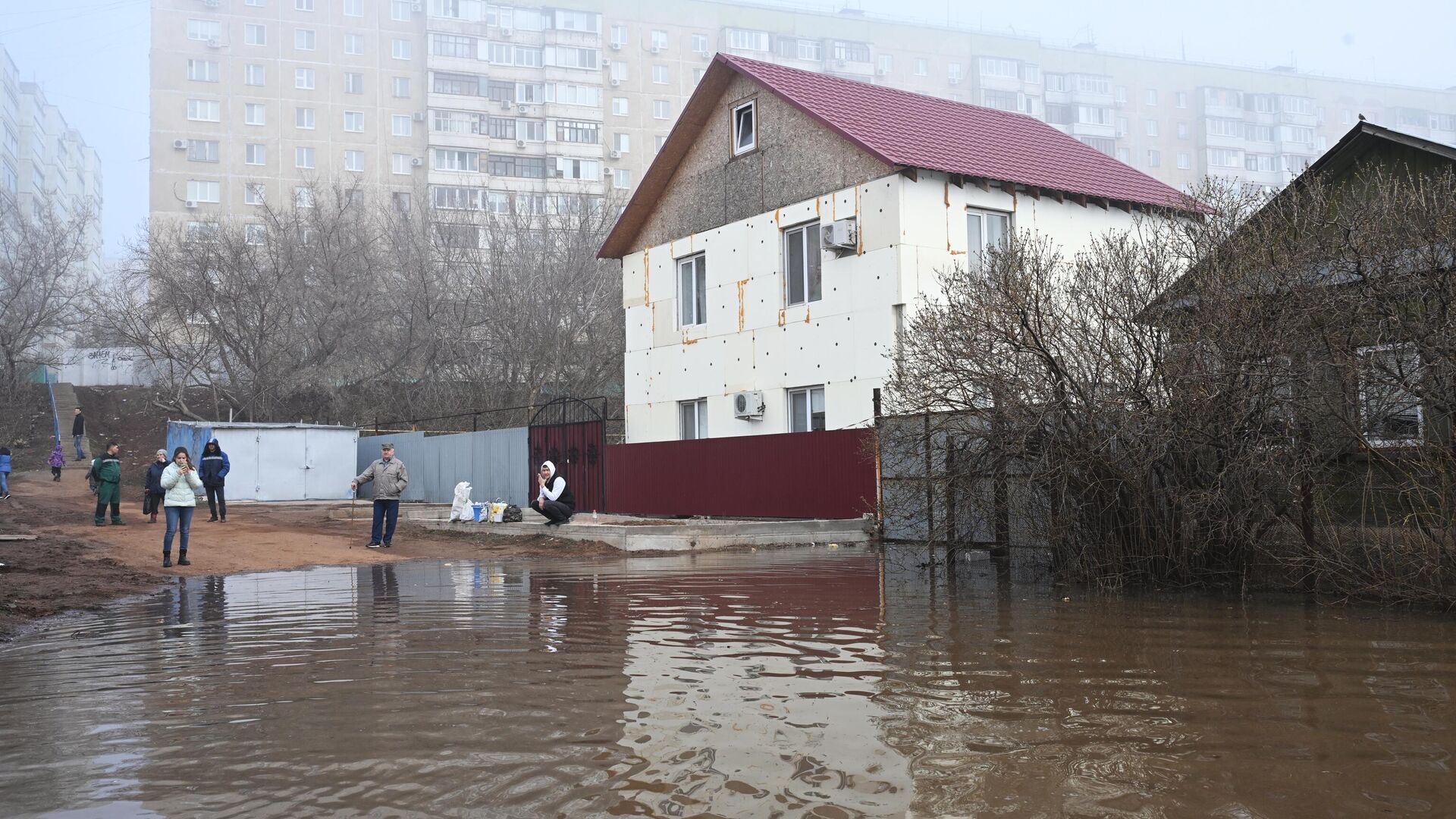 Местные жители на затопленной улице в микрорайоне Форштадт в Оренбурге. 10 апреля 2024 - РИА Новости, 1920, 10.04.2024