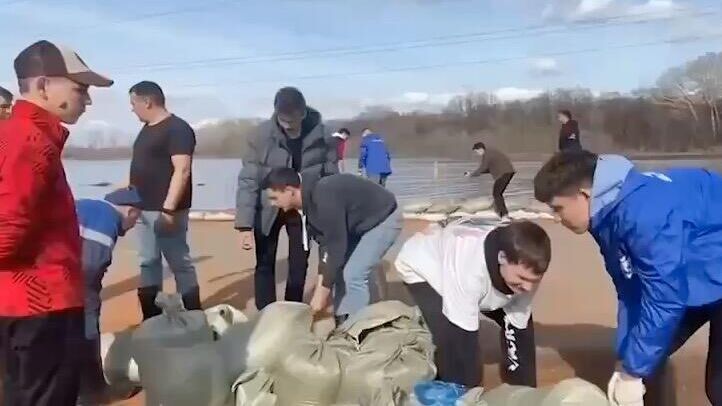 Молодогвардейцы помогли жителям пригорода Оренбурга укрепить дамбу для перекрытия потока воды - РИА Новости, 1920, 10.04.2024