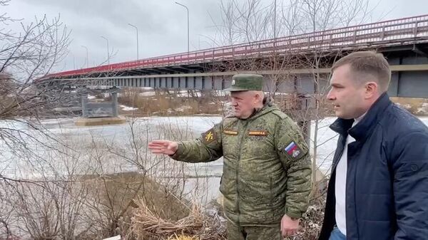 Глава города Ишим Федор Шишкин осматривает береговую линию. 9 апреля 2024