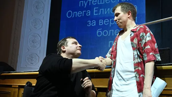 劇「オレグ・エリセーエフの痛みの閾値上限への大いなる旅」の主人公オレグ・エリセーエフと俳優デニス・パラモノフ
