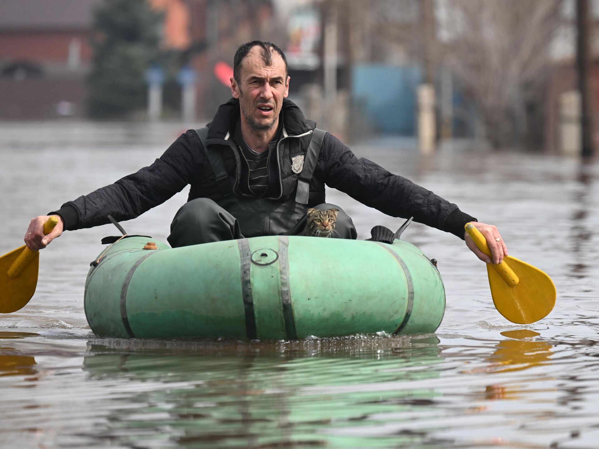 В Оренбурге вода подходит к жилому комплексу 