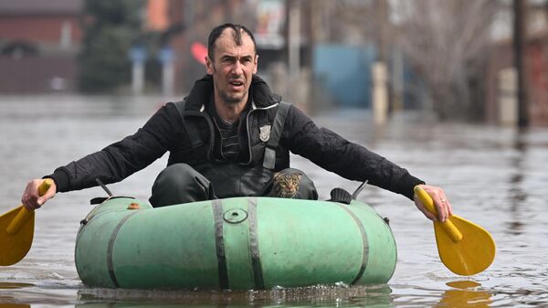 Мужчина с котом на лодке в Оренбурге