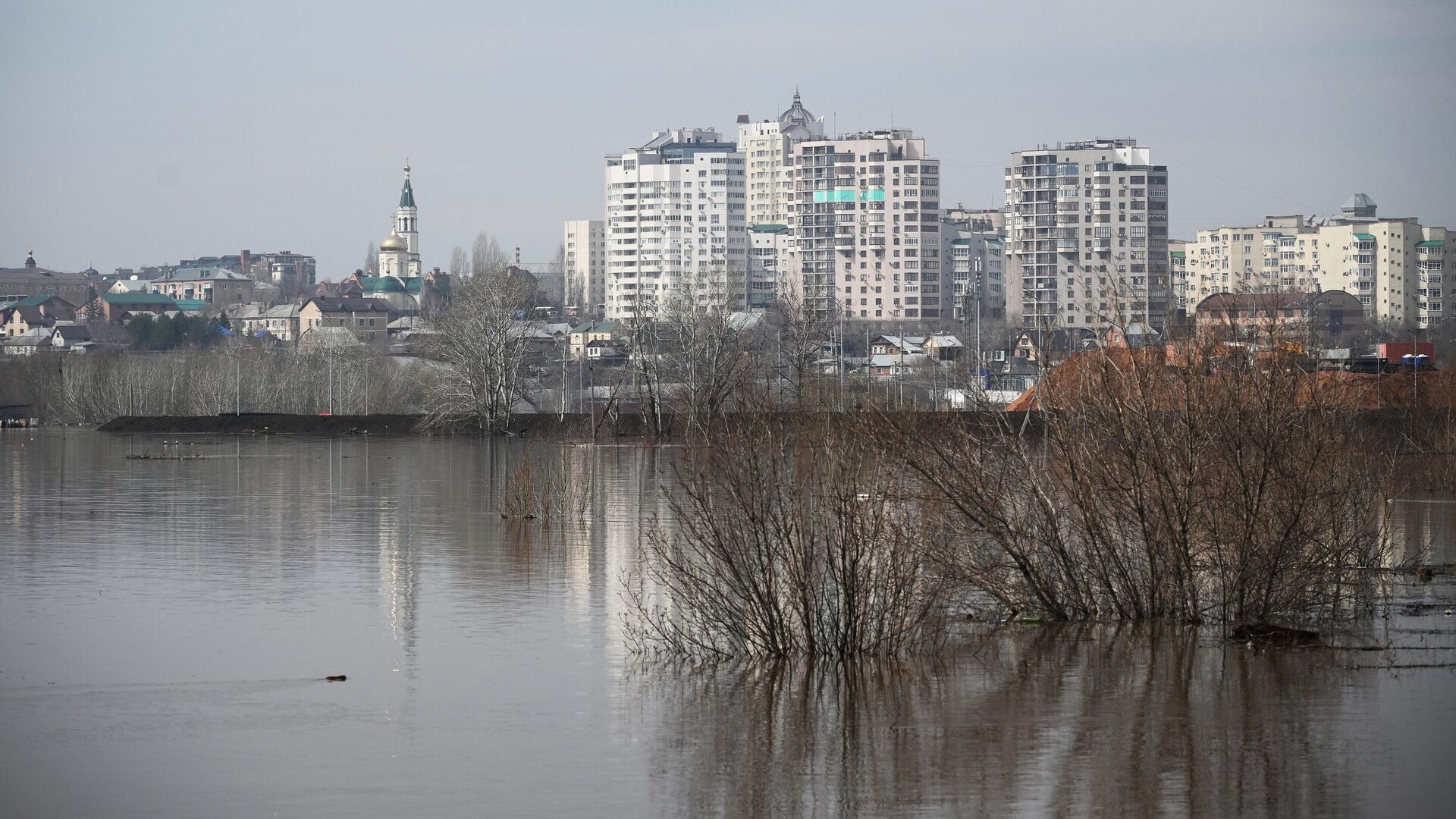 В Оренбурге начался обильный приток воды - РИА Новости, 10.04.2024