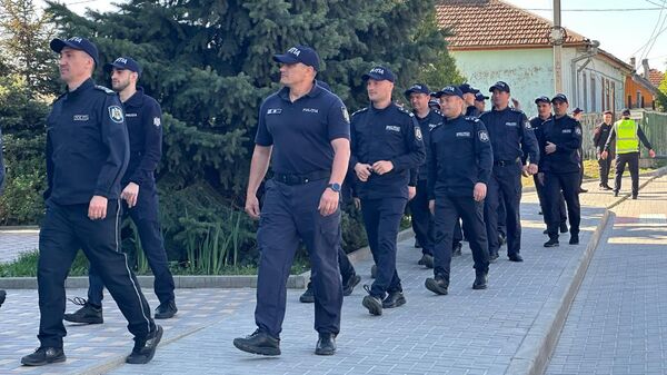 Полицейские у здания Комратского университета в Гагаузии. 10 апреля 2024