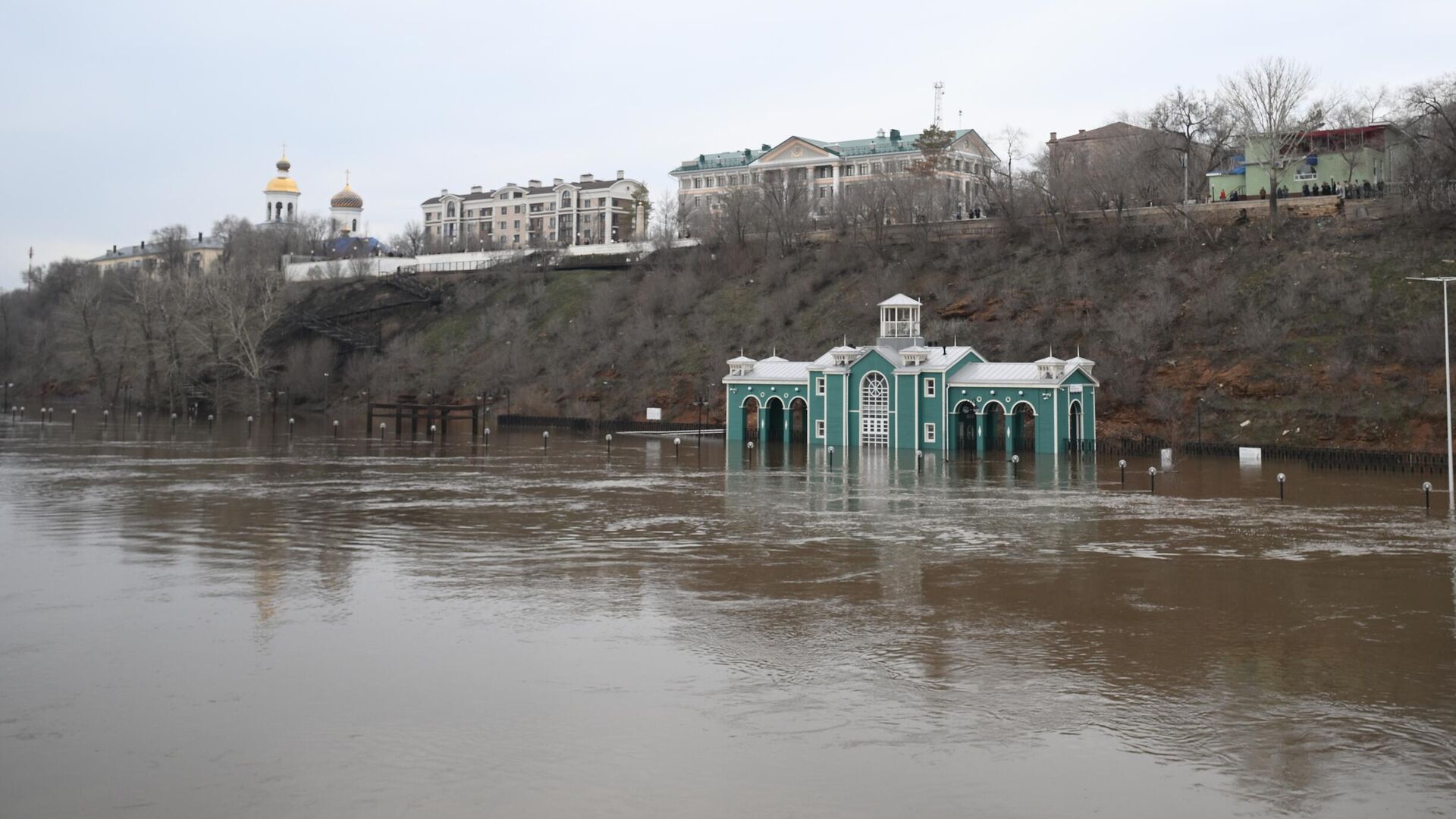 Вид с пешеходного моста Европа — Азия на затопленную набережную в Оренбурге - РИА Новости, 1920, 12.04.2024