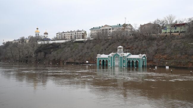 Вид с пешеходного моста Европа — Азия на затопленную набережную в Оренбурге