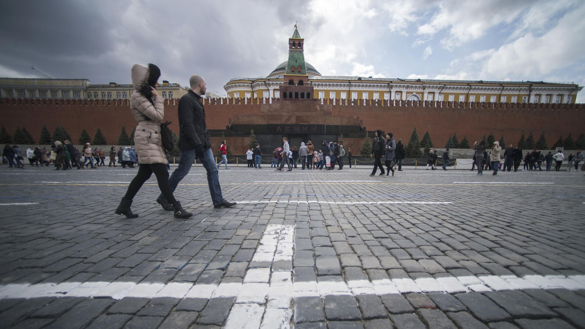 Дорожная разметка в преддверии Парада Победы на Красной площади - РИА Новости, 1920, 10.04.2024