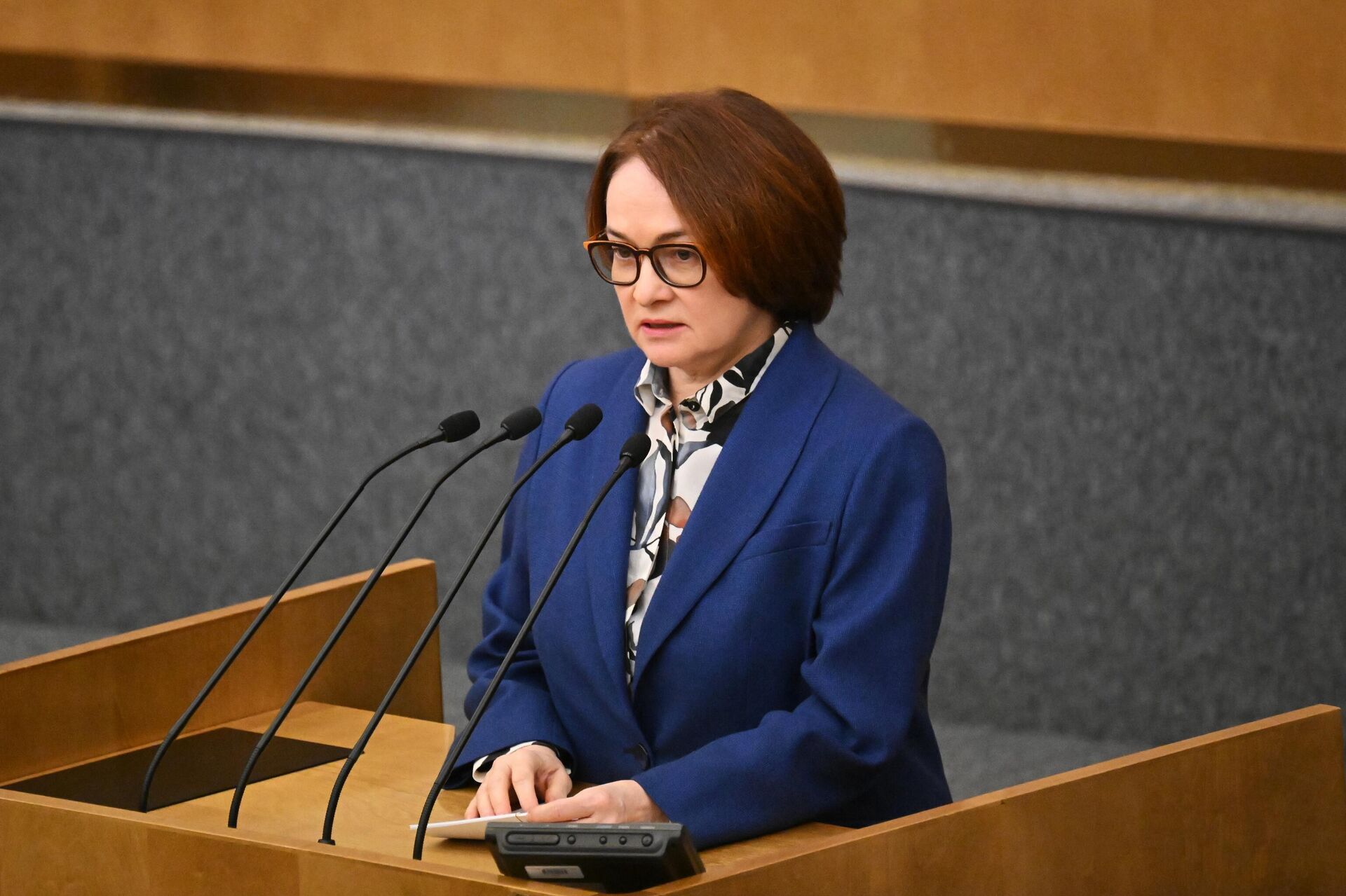 Председатель Центрального банка РФ Эльвира Набиуллина во время выступления с годовым отчетом Банка России за 2023 год на пленарном заседании Государственной Думы РФ - РИА Новости, 1920, 06.06.2025