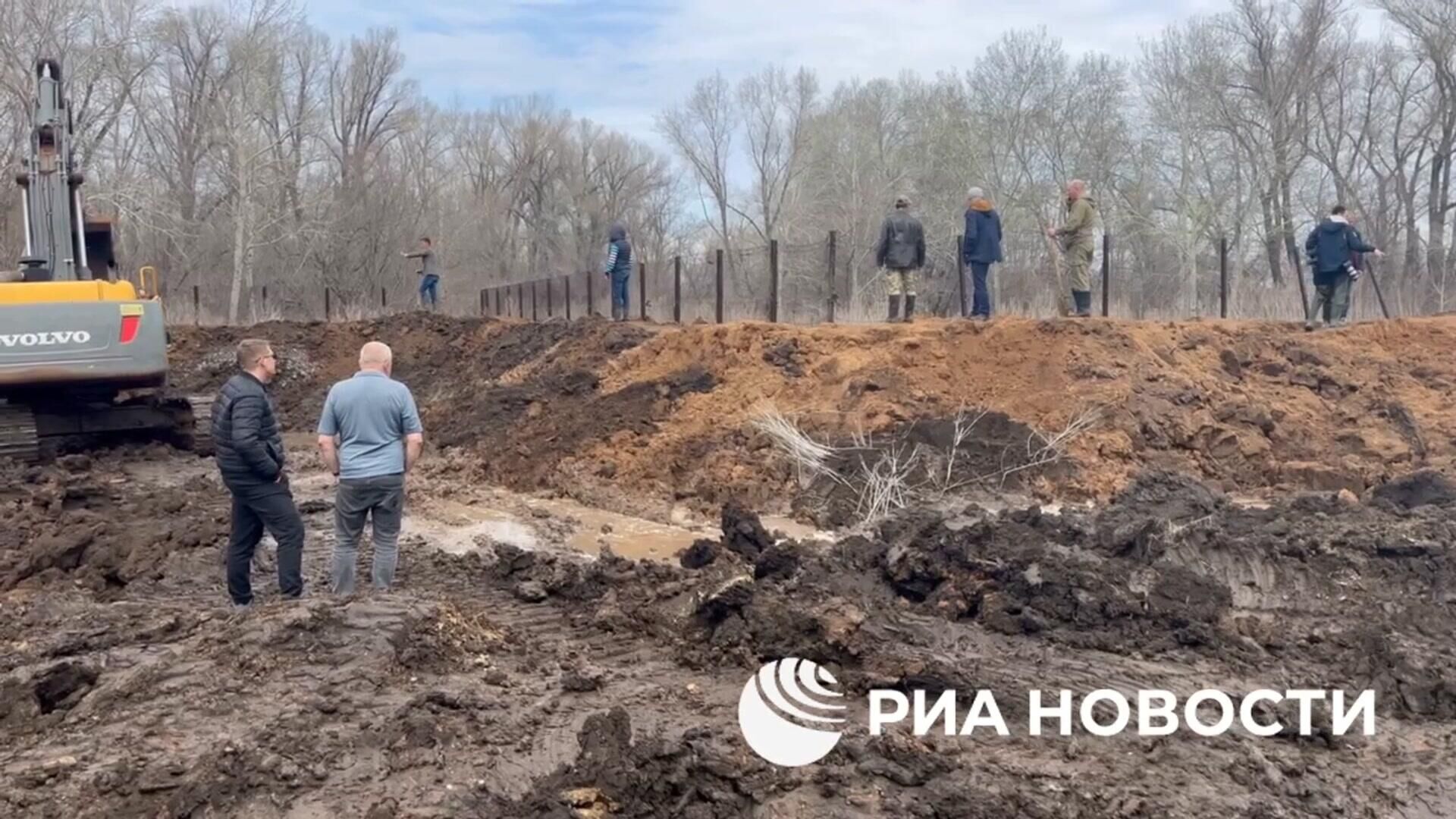 Жители ЖК Радужный в Оренбургской области возводят дамбу - РИА Новости, 1920, 10.04.2024