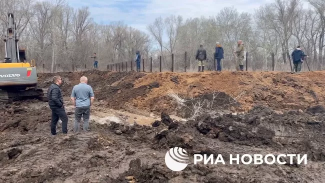 Жители ЖК Радужный в Оренбургской области возводят дамбу