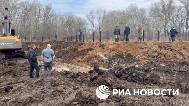 Жители ЖК Радужный в Оренбургской области возводят дамбу