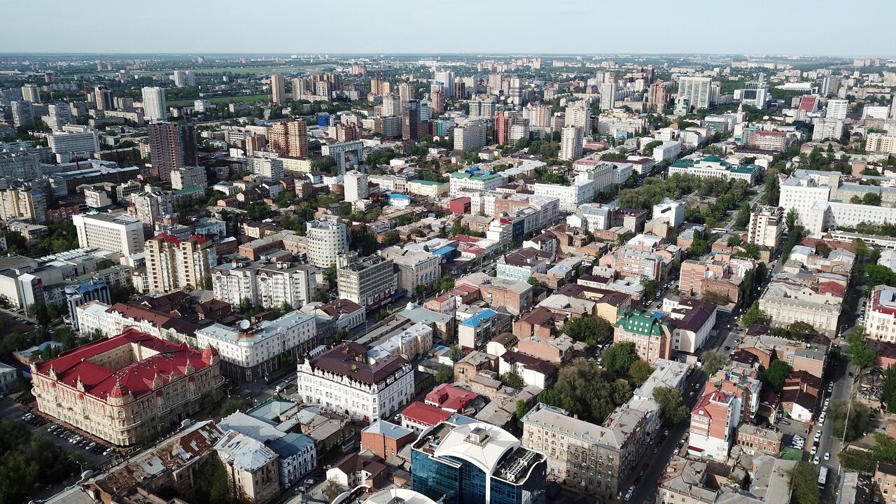 Жители аварийного дома в Ростове-на-Дону перевозят вещи - Недвижимость РИА  Новости, 11.04.2024