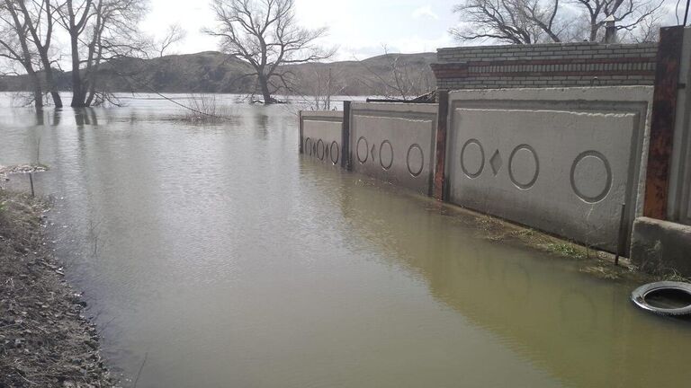 Вода уходит от затопленных домов в поселке Мостострой в Орске