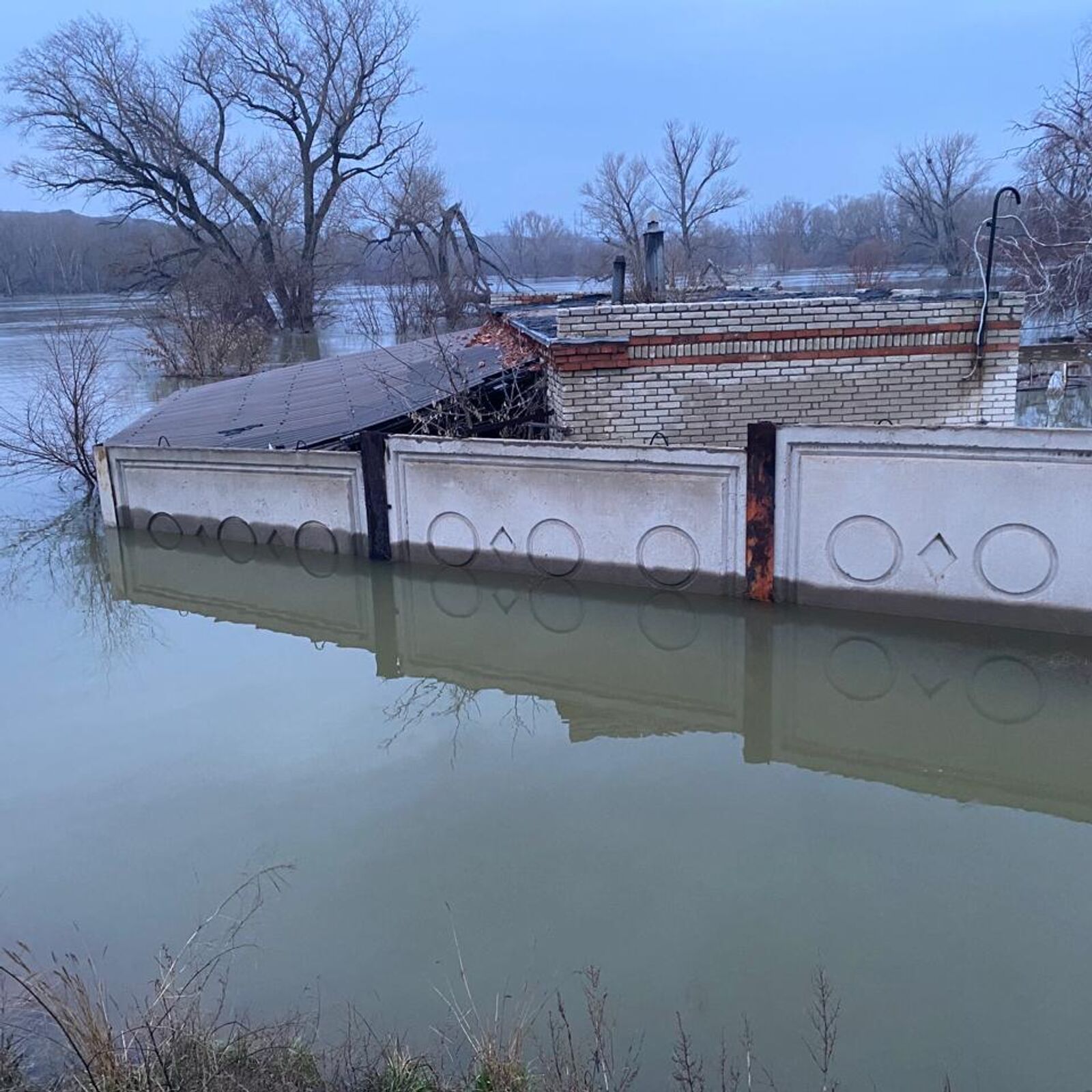 В поселке Мостострой в Орске вода уходит от домов - РИА Новости, 10.04.2024