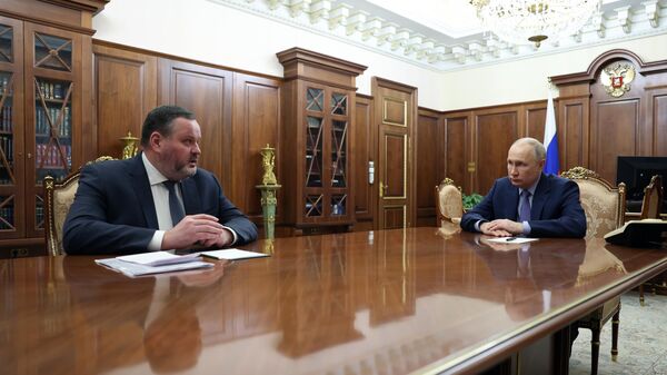 Президент РФ Владимир Путин и министр труда и социальной защиты Антон Котяков во время встречи.